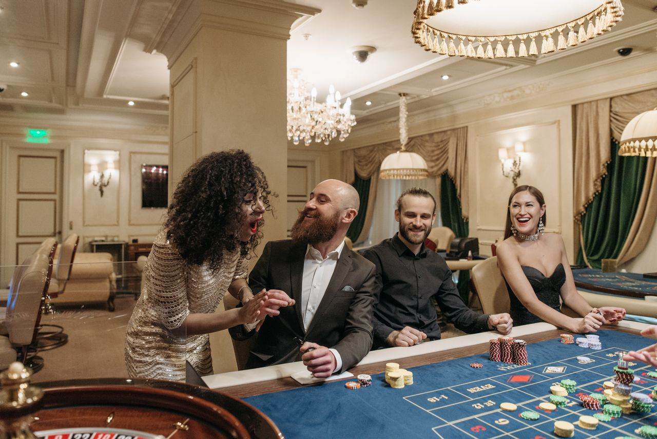 Sekelompok pemain berkumpul di meja poker