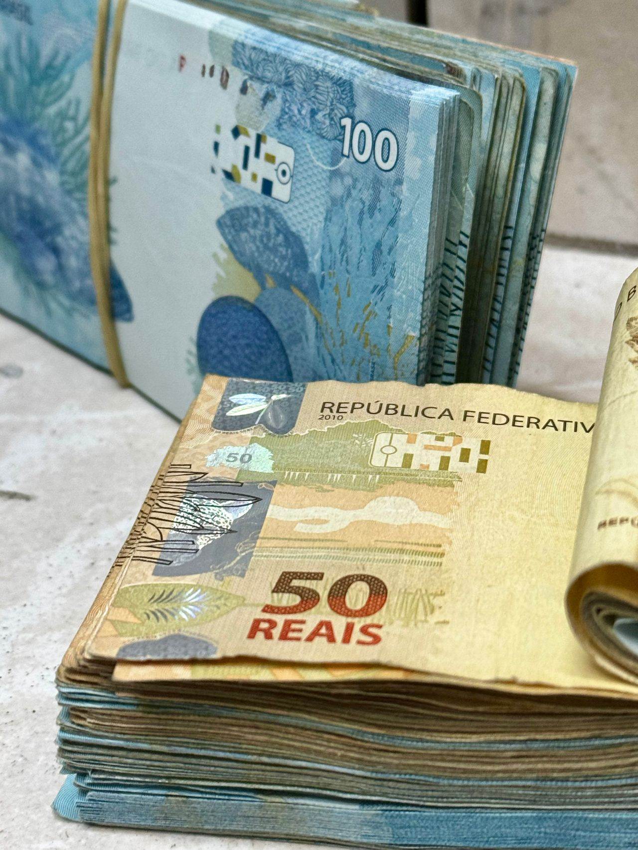 Segepok uang dolar yang menjadi ilustrasi perhitungan cashback
