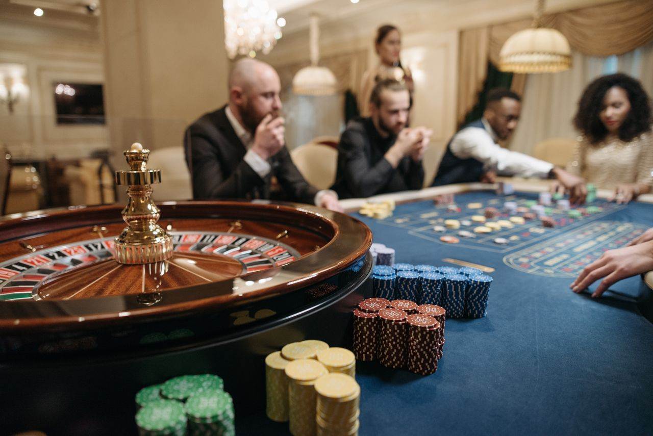 Meja roulette kasino dengan roda roulette