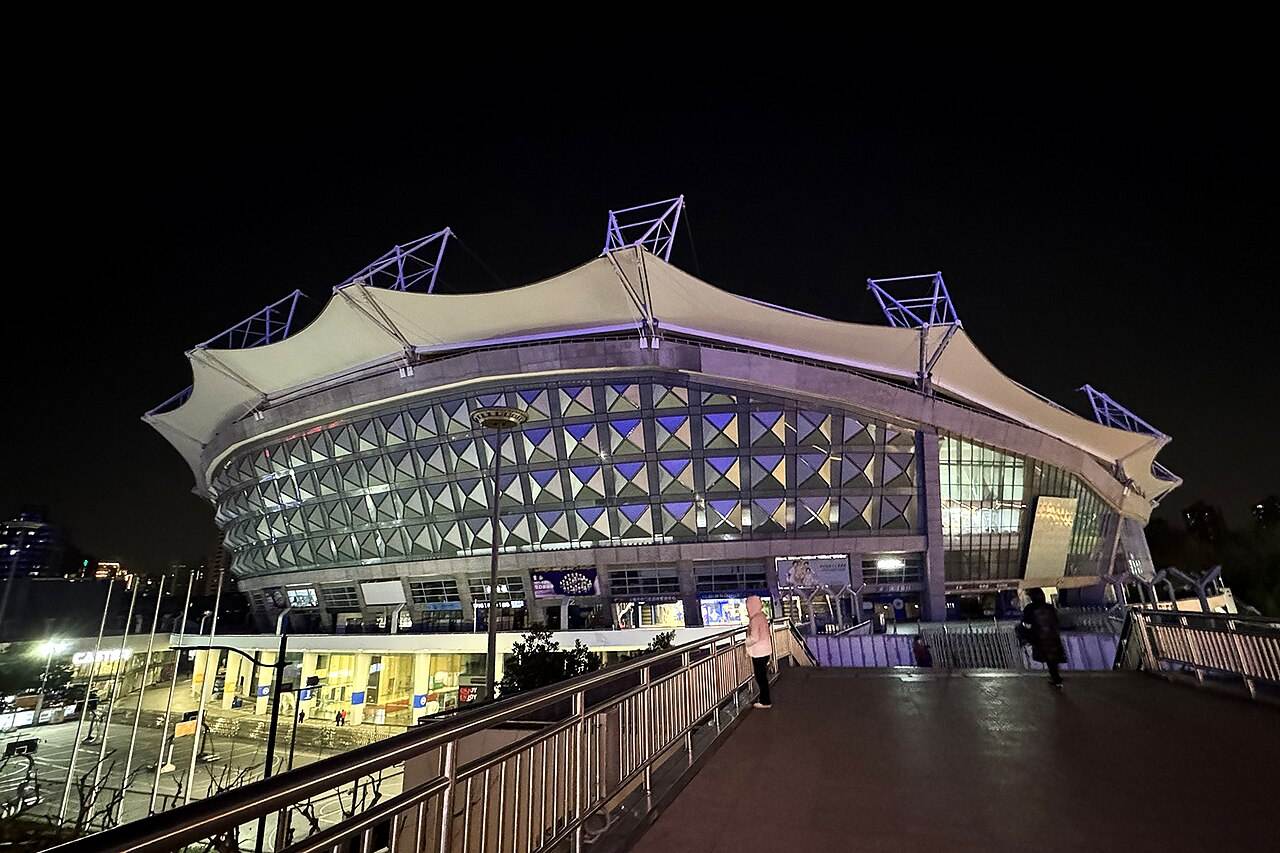 Stadion sepak bola menyala dengan lampu sorot pada malam pertandingan